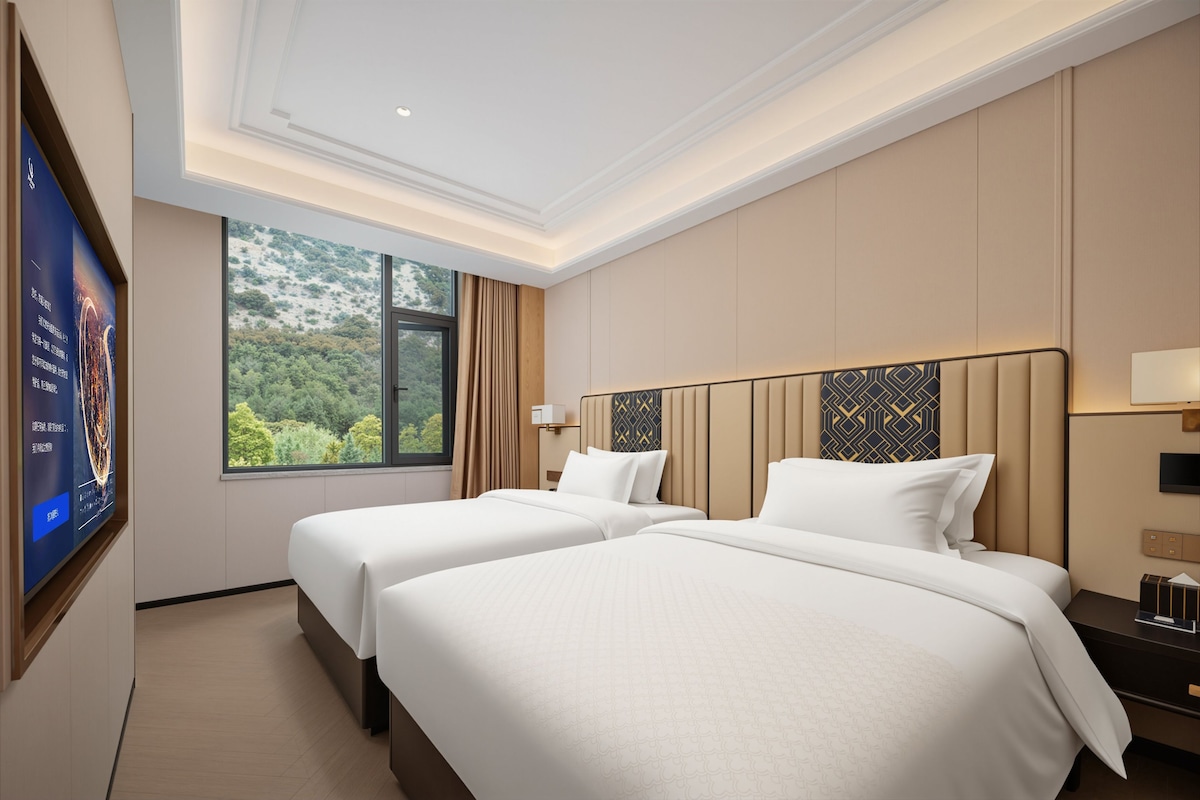 Luxury Twin Room | Desk, laptop workspace, WiFi (free), bed sheets