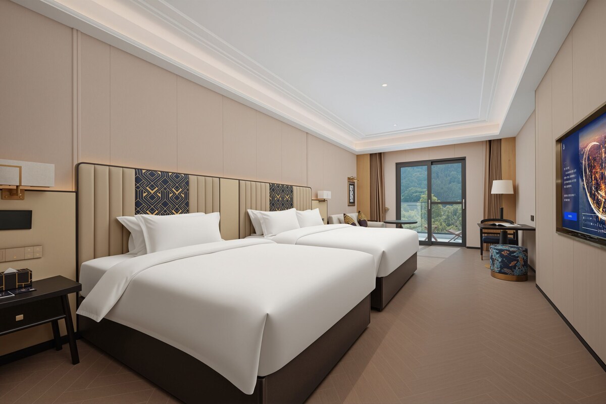 Superior Suite, City View | Desk, laptop workspace, WiFi (free), bed sheets