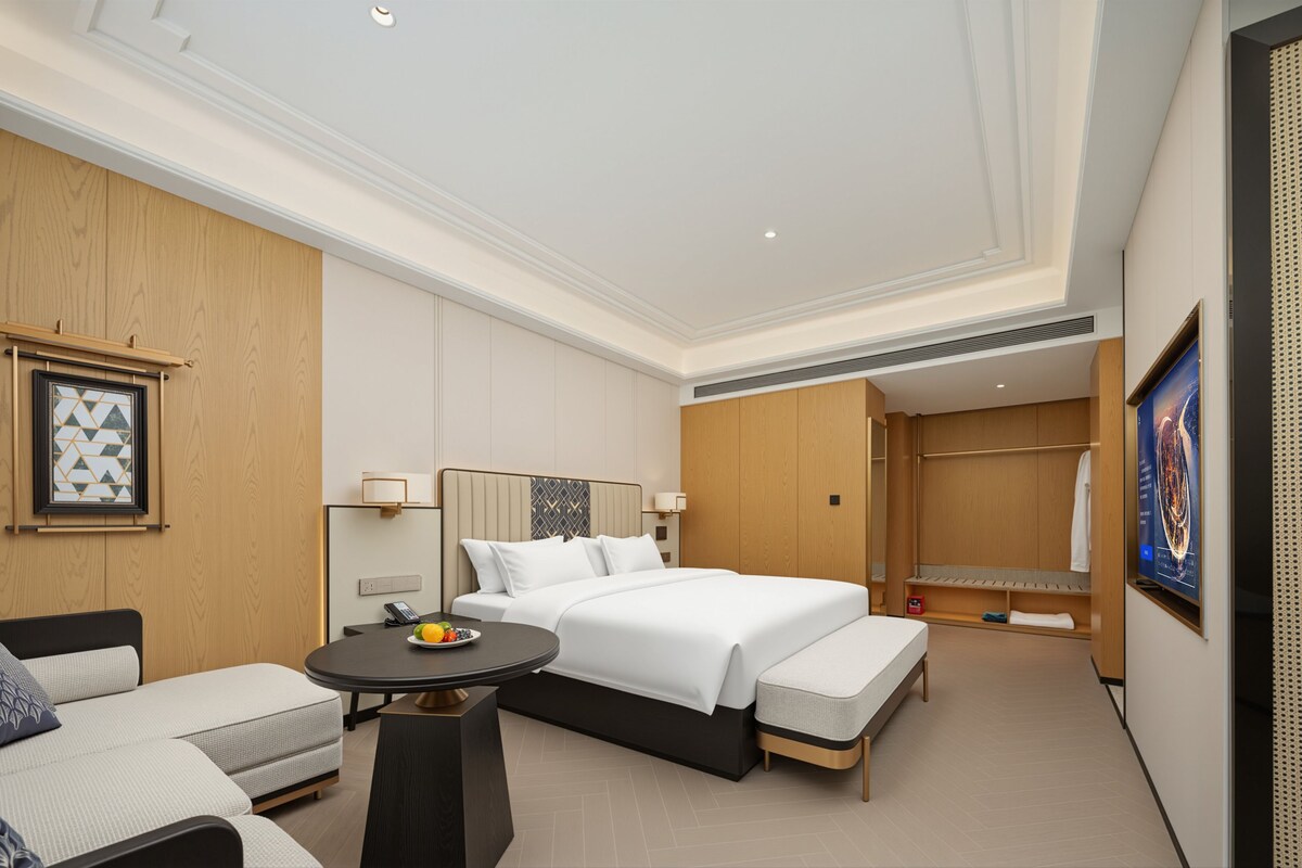 Luxury Suite, City View | Desk, laptop workspace, WiFi (free), bed sheets