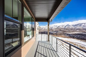 A balcony with a view of snow-covered mountains. - Awesome 5-bedroom townhome near Deer Valley (Heber City)