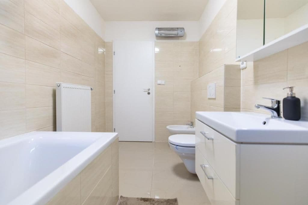 Une salle de bain avec une baignoire, des toilettes et un lavabo.