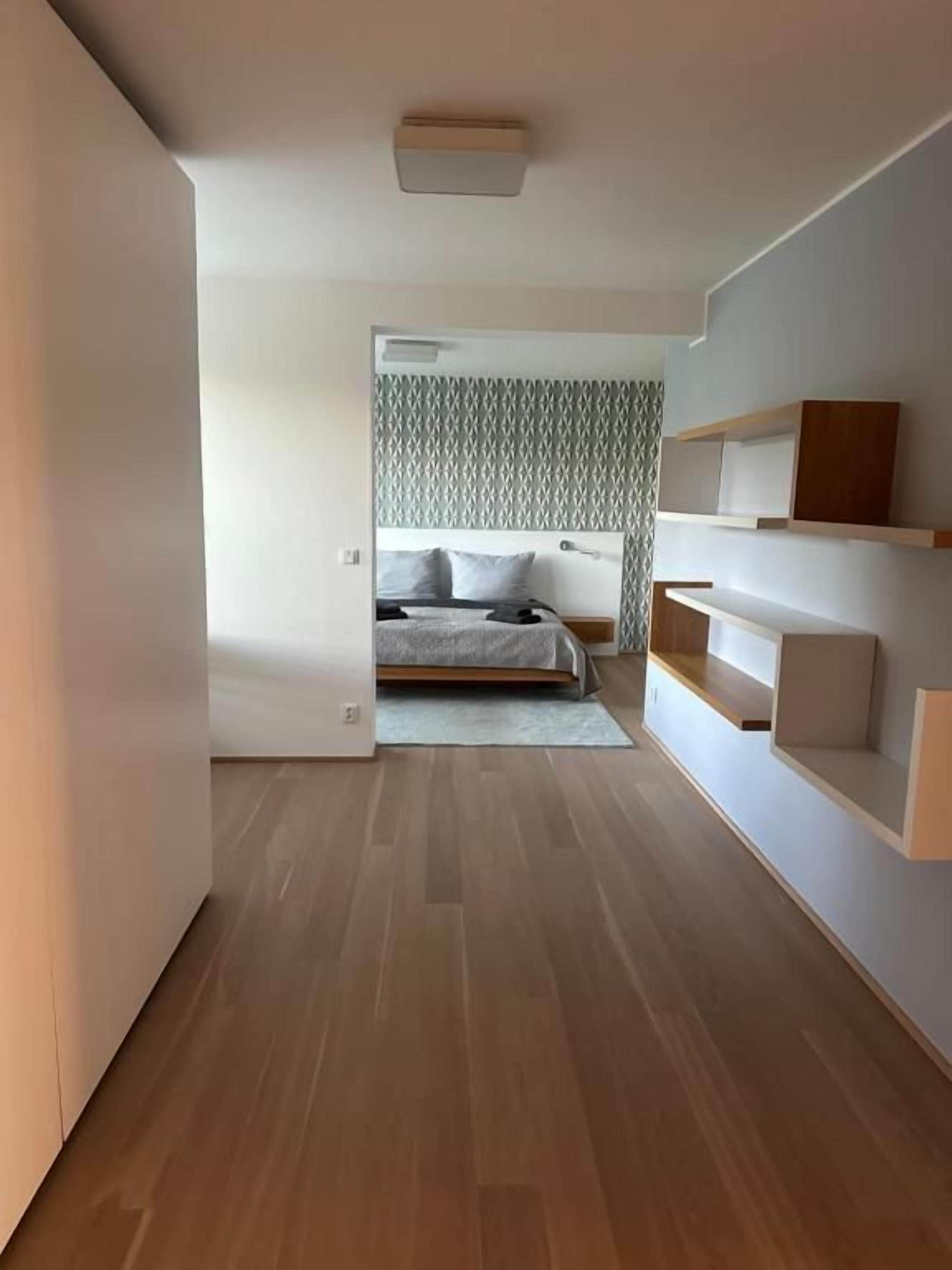 Une chambre à coucher moderne avec un lit, des tables de chevet et une armoire.