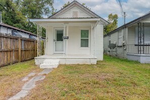 A small, single-story house with a front porch and a garage. - 2 Mi to Dtwn Savannah! WFH-Friendly Retreat (Savannah)