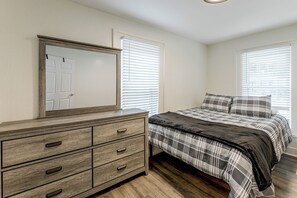 A bedroom with a bed, dresser, and a mirror. - 2 Mi to Dtwn Savannah! WFH-Friendly Retreat (Savannah)