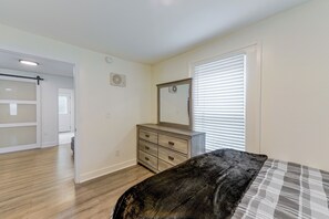 A bedroom with a bed, a dresser, a mirror, and a window with blinds. - 2 Mi to Dtwn Savannah! WFH-Friendly Retreat (Savannah)