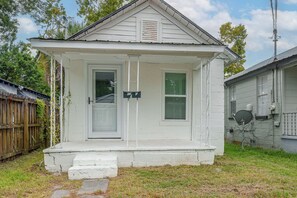 A small, single-story house with a front door, two windows, and a visible number '27' on the door. - 2 Mi to Dtwn Savannah! WFH-Friendly Retreat (Savannah)