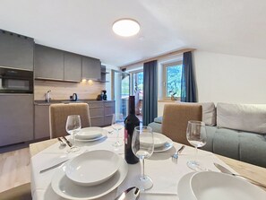 Una cocina moderna con comedor listo para una comida.