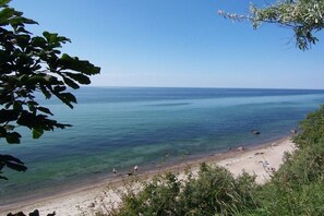 A beach with clear water and a sandy shore. - on the Baltic Sea - 1 bedroom (Rerik)