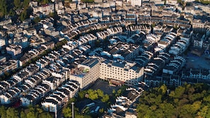Ein dicht bebautes Wohngebiet mit traditioneller Architektur, darunter mehrstöckige Gebäude mit schrägen Dächern und weißen Fassaden.