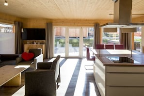 Un intérieur moderne comprenant une cuisine, un coin repas et un espace salon.