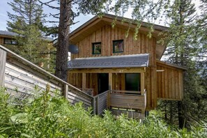 A wooden cabin with a porch, a satellite dish, and a number '47' on the front. - Cabin in Turrach with sauna and terrace (Turrach)