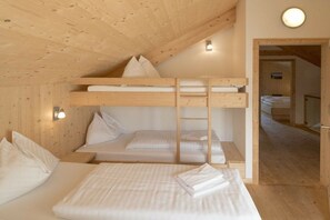 A room with bunk beds, a ladder, and a small staircase. - Cabin with 1 bedroom (St. Georgen am Kreischberg)