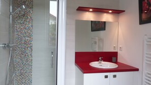 Bathroom - Between Land & Sea – Ocean View and Private Garden in Ciboure (Ciboure)