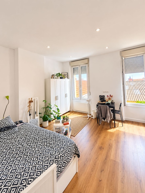 A bedroom with a bed, a desk, and a window. - Vrbo Property (Marseille)