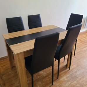 Dining - 2-Bedroom Apartment in Morlaix, Near the Train Station and Downtown (Morlaix)