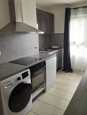 Private kitchen - 2-Bedroom Apartment in Morlaix, Near the Train Station and Downtown (Morlaix)