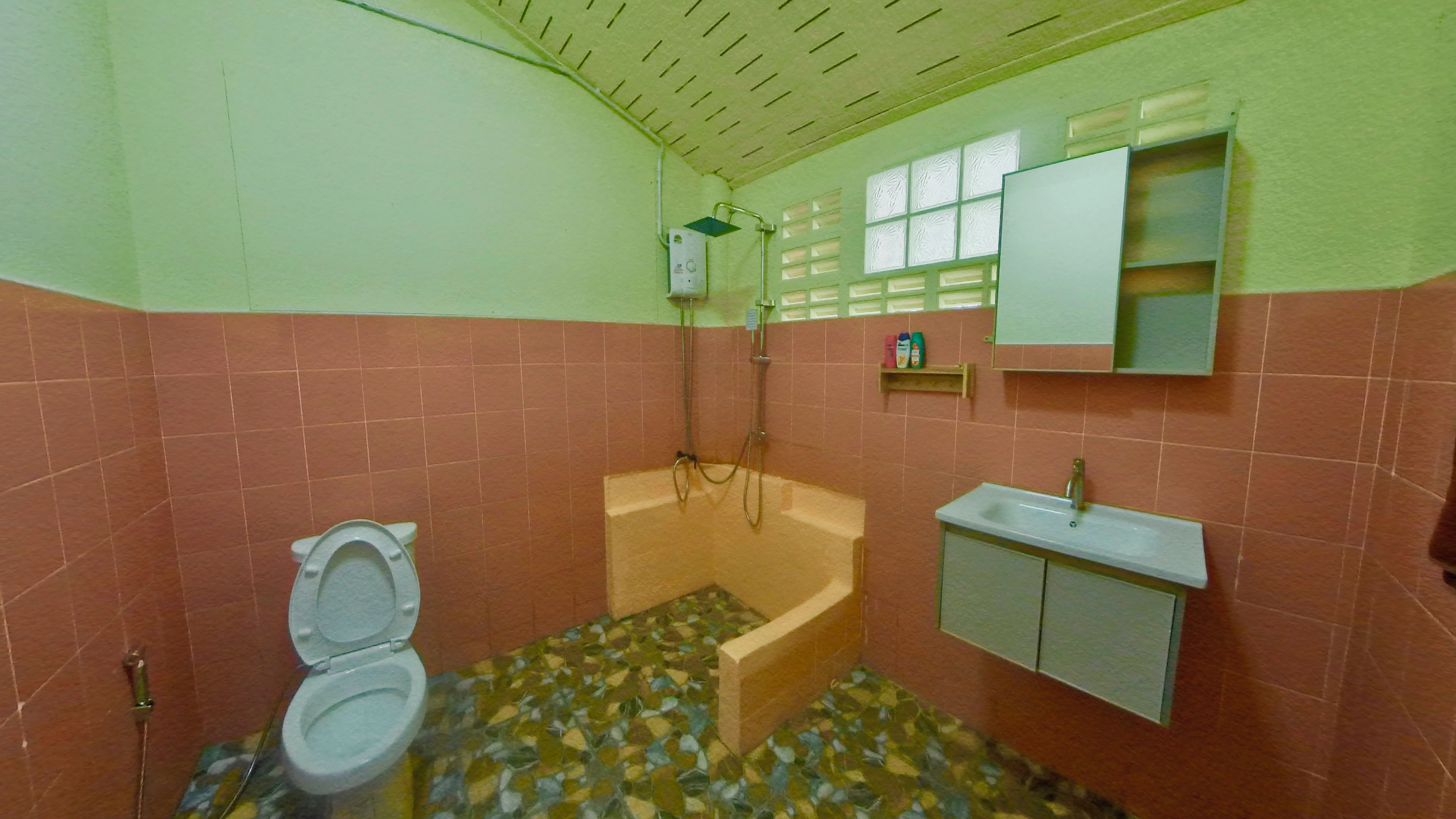 Un baño con inodoro, bañera y lavamanos.