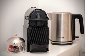 A coffee maker, a coffee pot, and a container with a lid. - Premium Smart Studio near Frauenkirche - 2 Beds - Parking - by RIHOME (Dresden)
