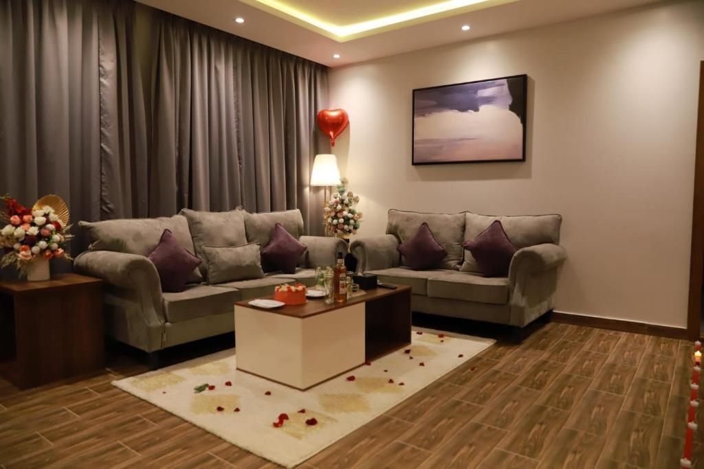 A living room with two sofas, a coffee table, a lamp, and a heart-shaped balloon.
