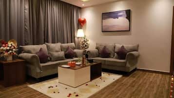 A living room with two sofas, a coffee table, a lamp, and a heart-shaped balloon.