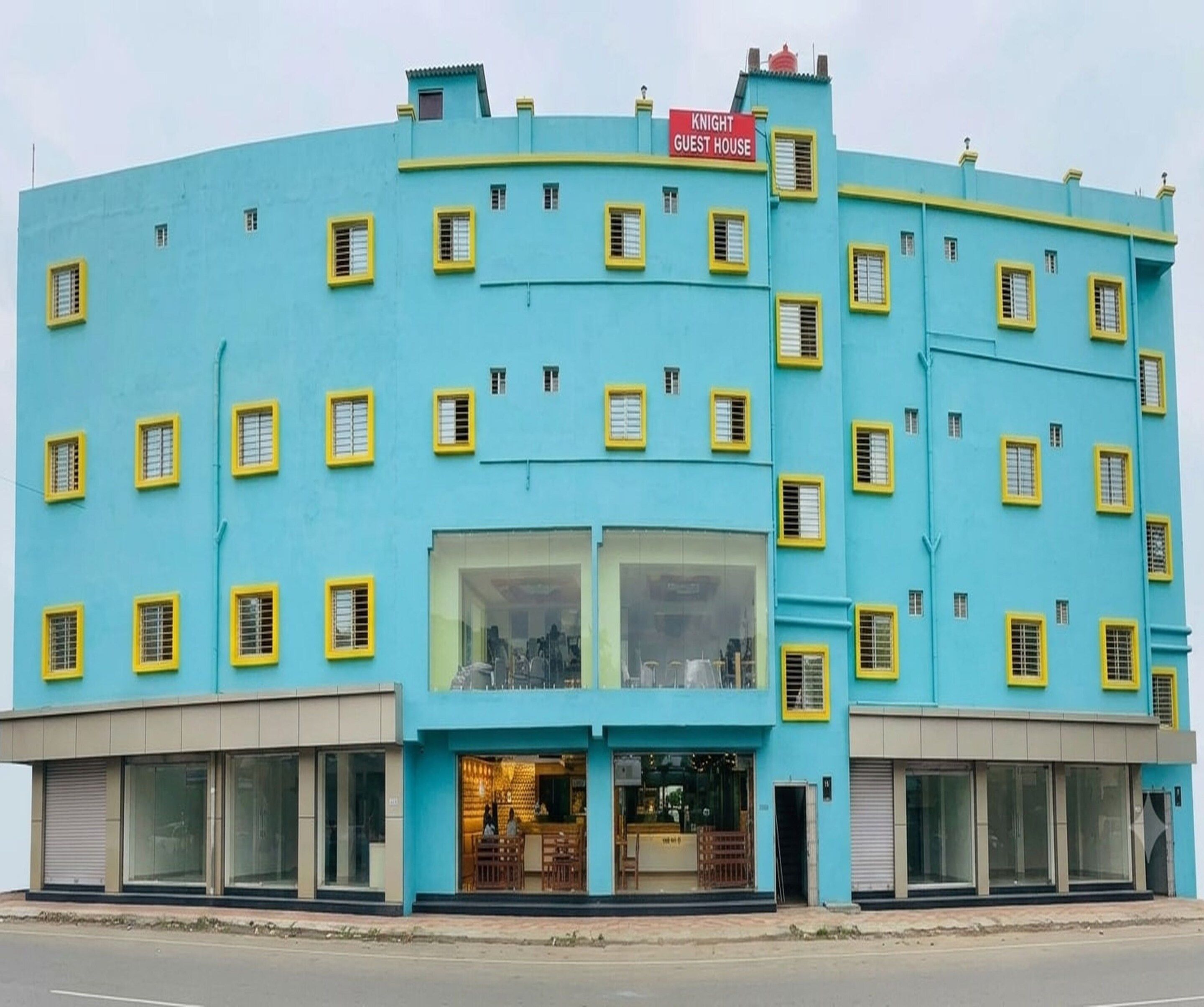 Un edificio de varios pisos con un letrero que dice 'Knight Guest House'.