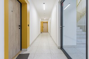 Hallway - Lumina 4-room Apart w/ Parking & Balcony (Warszawa)