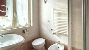 Un bany amb vàter, bidet i rentapel.