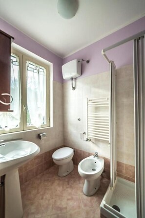 A bathroom with a toilet, bidet, and sink. - Locanda Belvedere - Da Stefano (Molise)