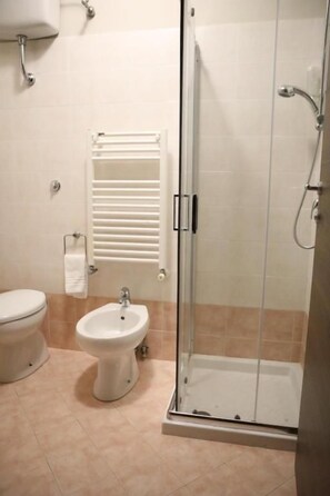 A bathroom with a glass-enclosed shower, a toilet, and a bidet. - Locanda Belvedere - Da Stefano (Rocchetta a Volturno)