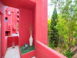 A red exterior wall with a white vase and plants on a balcony. - Muralla Roja by Interhome (Calpe/Calp)