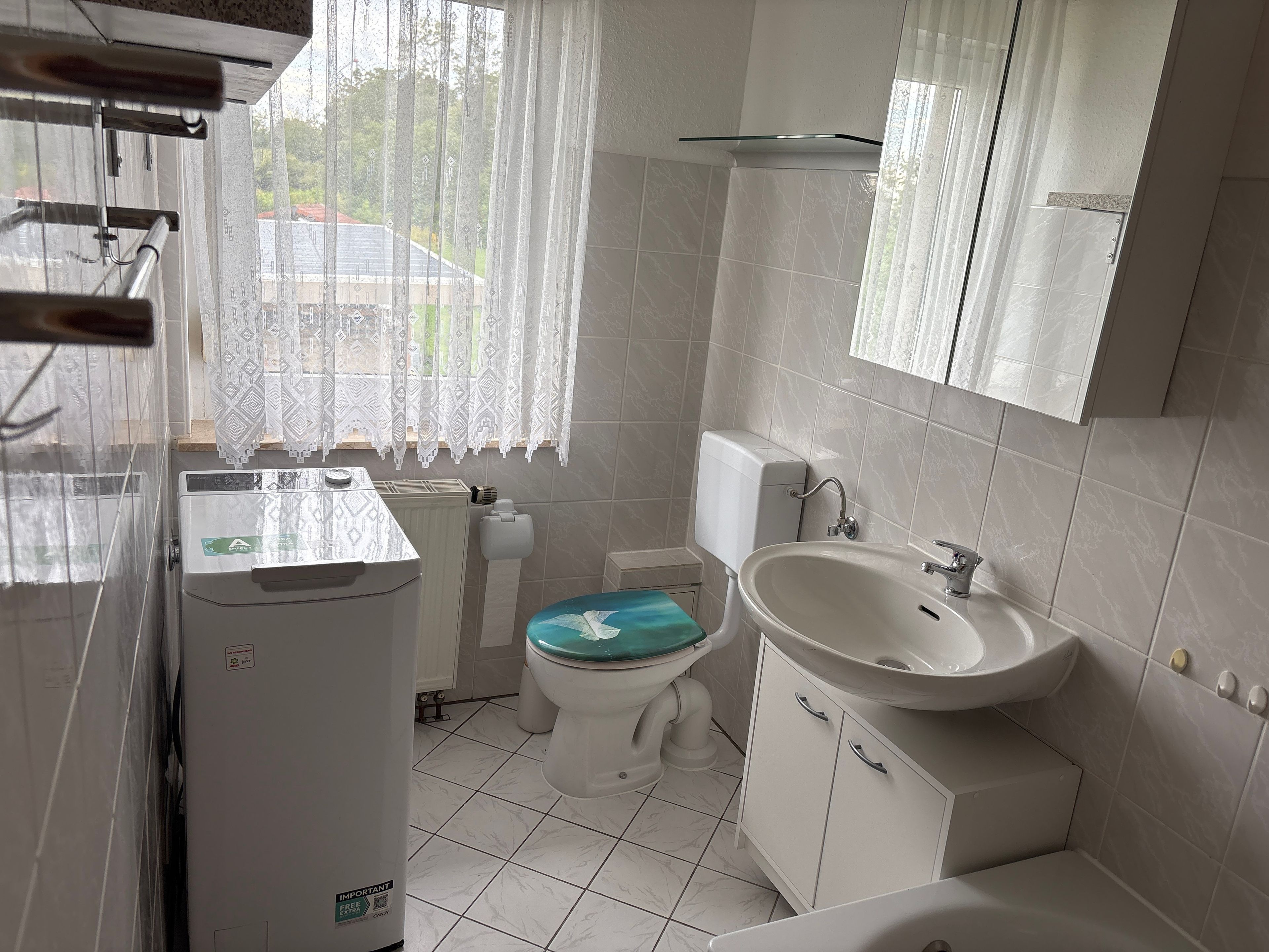 Ein Badezimmer mit Toilette, Waschbecken und Badewanne.
