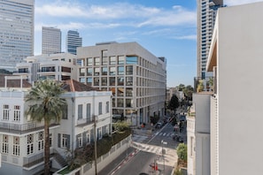 Ein mehrstöckiges Gebäude mit modernem architektonischen Design, das Glas- und Betonelemente kombiniert.