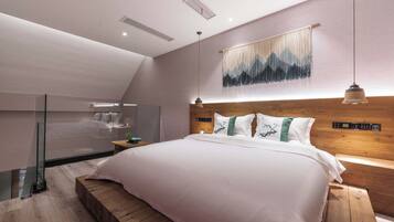Un dormitorio moderno con una cama grande, un cabecero de madera y un separador de vidrio.