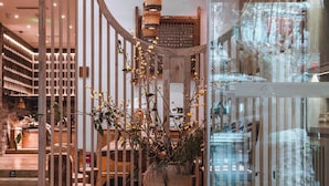 Ein modernes Interieur mit einer Holzwand, einer Pendelleuchte und einem Blumentopf.