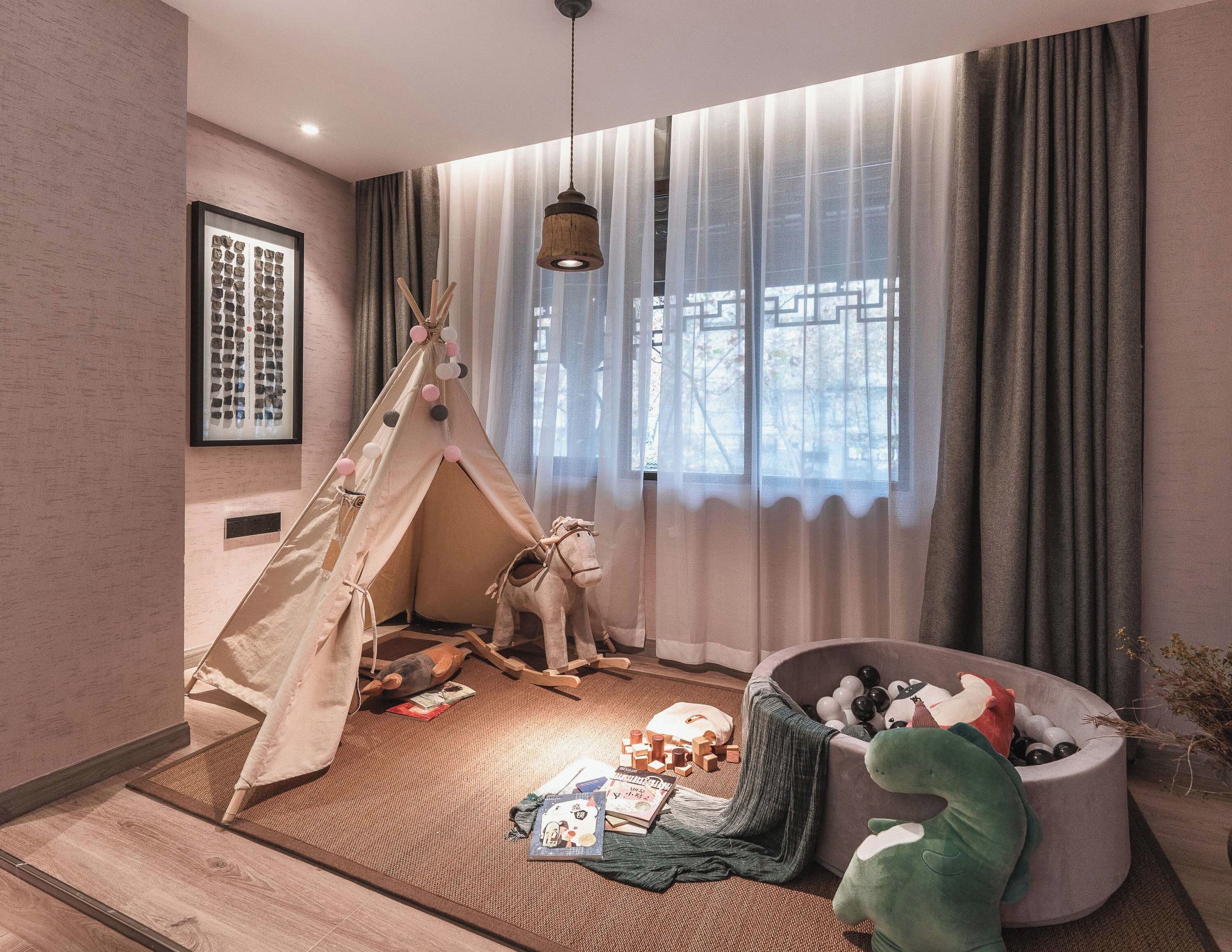 Una habitación acogedora con una tienda de campaña, peluches y una zona de estar cómoda.