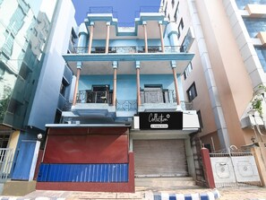 A multi-story building with a prominent sign on the ground floor. - Collection O Techno India University (Bidhannagar)