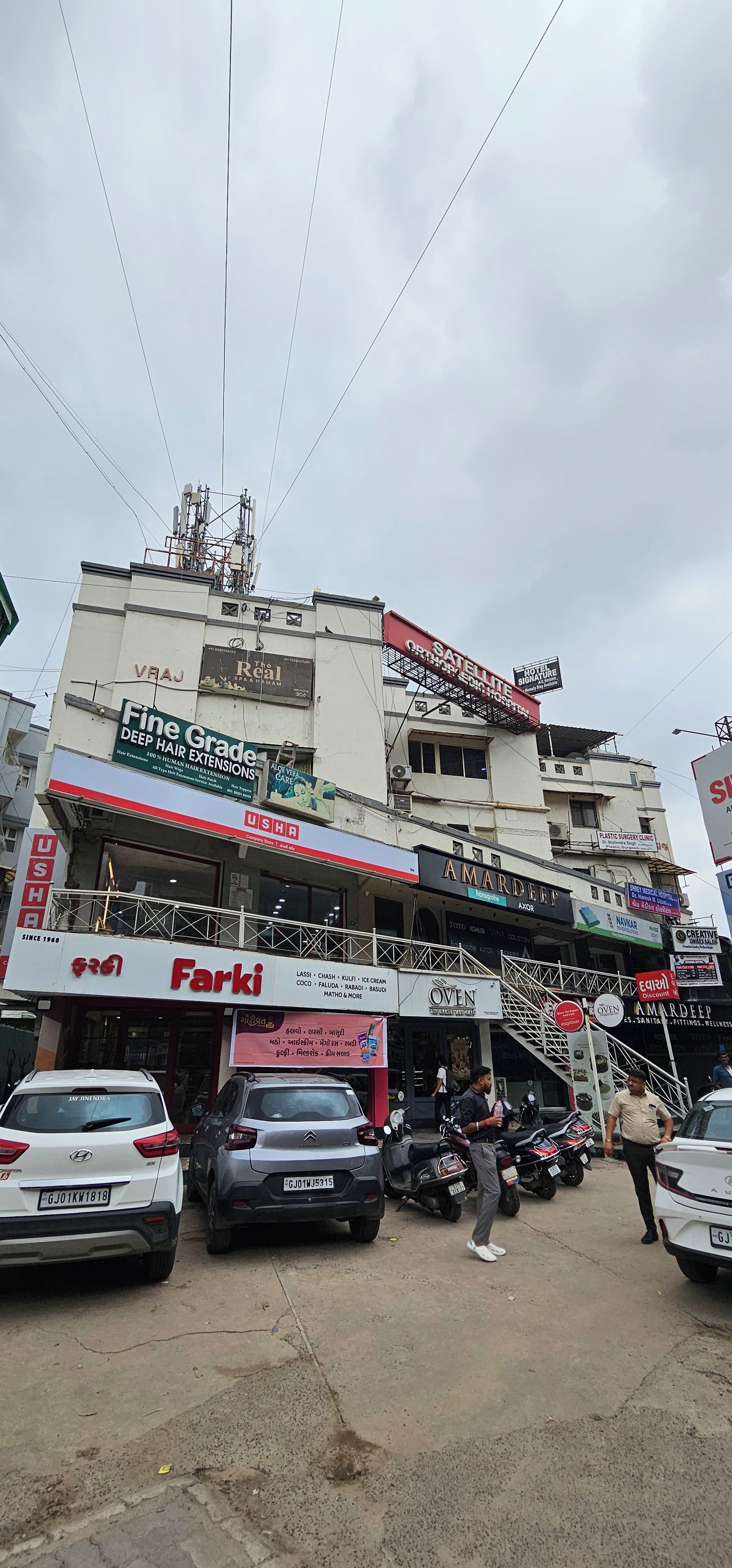 Un edificio de varios pisos con diversos comercios, incluyendo un hotel, un spa y una clínica.