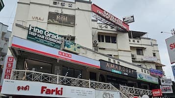 Un edificio de varios pisos con diversos comercios, incluyendo un hotel, un spa y una clínica.