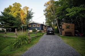 A gravel driveway leading to a house with a car parked in front. - Fall Cliff Views | Water toys & Cozy Lakehouse (McKellar)