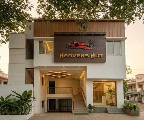 Un edificio de dos pisos con un letrero que dice 'Heavens Hut'.