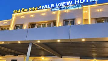 Exterior del Hotel Nile View, con un cartel que indica 'Quality & Comfort'.