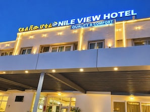 Exterior del Hotel Nile View, con un cartel que indica 'Quality & Comfort'.
