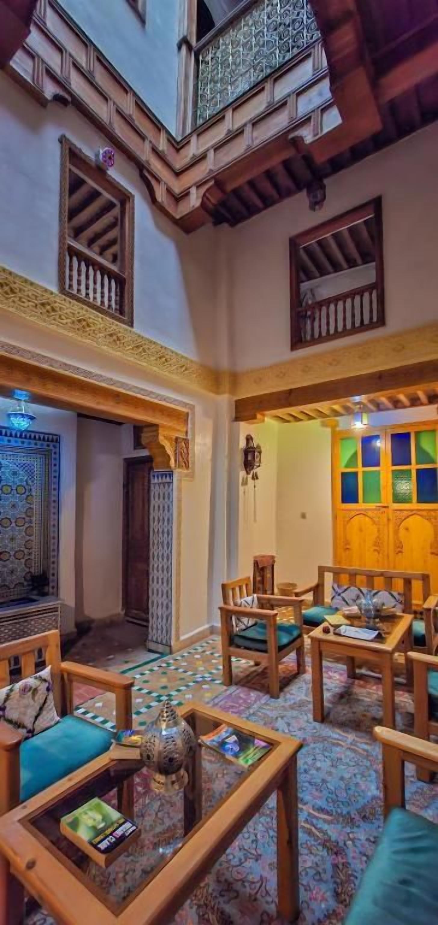 Un intérieur traditionnel avec un plafond haut, des meubles en bois et des carreaux de sol à motifs.