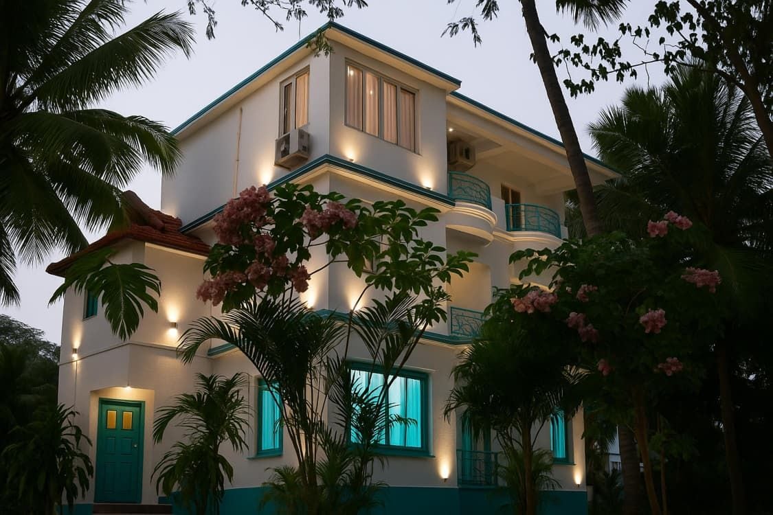 Un edificio de varios pisos con balcón, rodeado de vegetación tropical.