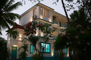 A multi-story building with a balcony, surrounded by tropical vegetation. - Mogachi Casa Goa Beach Stay (Calangute)