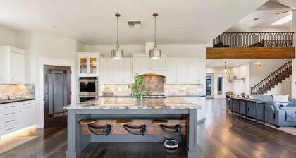 Spacious 5BR + Loft Estate w AC Near Yreka, CA Ideal for Fire Crews & Long Stays