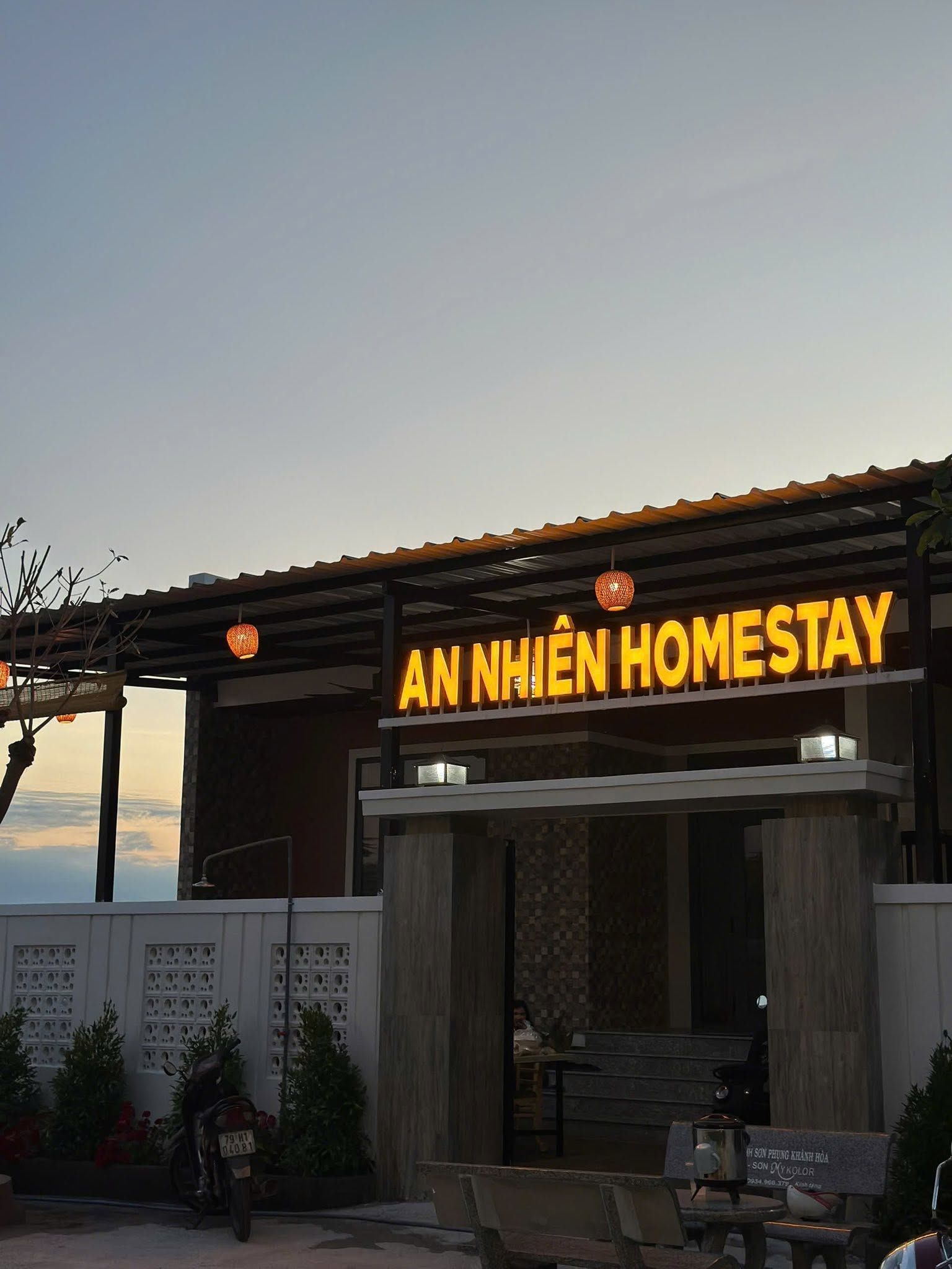 A building with a sign that reads 'AN NHIEN HOMESTAY'.