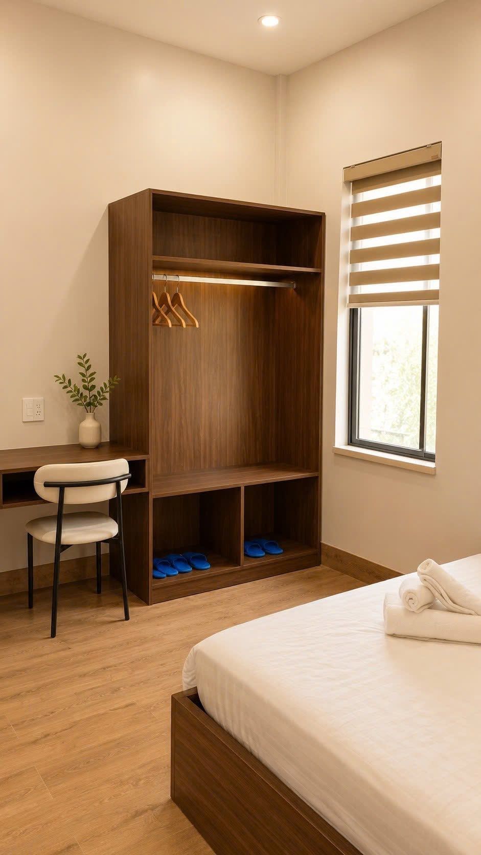 Un dormitorio con cama, armario de madera, escritorio y silla.