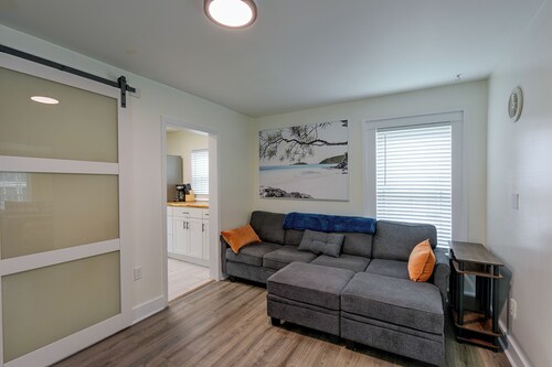 2 Mi to Dtwn Savannah! Wfh-friendly Retreat