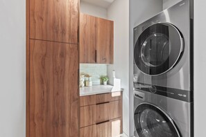 Ein zeitgemäßer Waschraum mit Holzausstattung und Edelstahlgeräten.